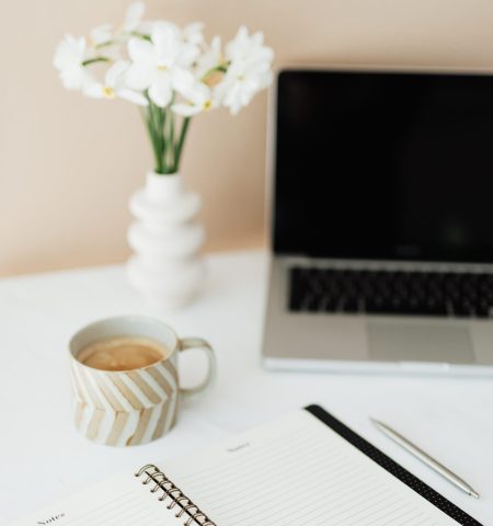kaboompics_laptop-white-flowers-organizer-cup-of-coffee-on-marble-table-18173